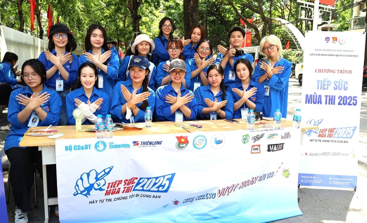 Lực lượng sinh viên tình nguyện Khoa Tâm lý học - Khoa Lưu trữ học và Quản trị văn phòng, Trường ĐH Khoa học xã hội và Nhân văn túc trực để hỗ trợ học sinh và phụ huynh. Ảnh: Hoàng Hiền.