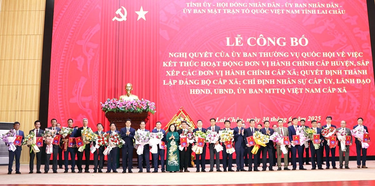 Lãnh đạo tỉnh Lai Châu trao Quyết định cho các đồng chí Bí thư xã, phường mới. Ảnh: Báo Lai Châu. Lãnh đạo tỉnh Lai Châu trao Quyết định cho các đồng chí Bí thư xã, phường mới. Ảnh: Báo Lai Châu.