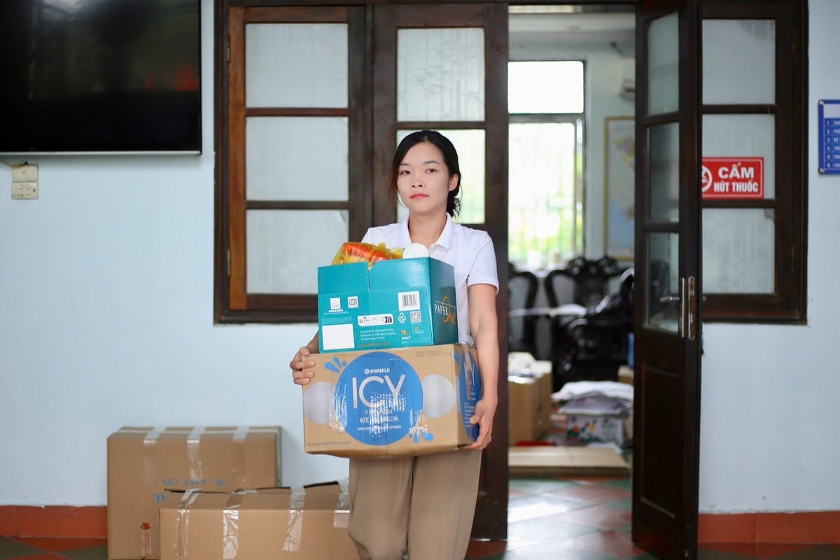 Chị Nguyễn Thị Ngọc Anh vận chuyển tài liệu, tư trang sang Hải Phòng, chuẩn bị cho hành trình mới. Ảnh: Đinh Mười. Chị Nguyễn Thị Ngọc Anh vận chuyển tài liệu, tư trang sang Hải Phòng, chuẩn bị cho hành trình mới. Ảnh: Đinh Mười.