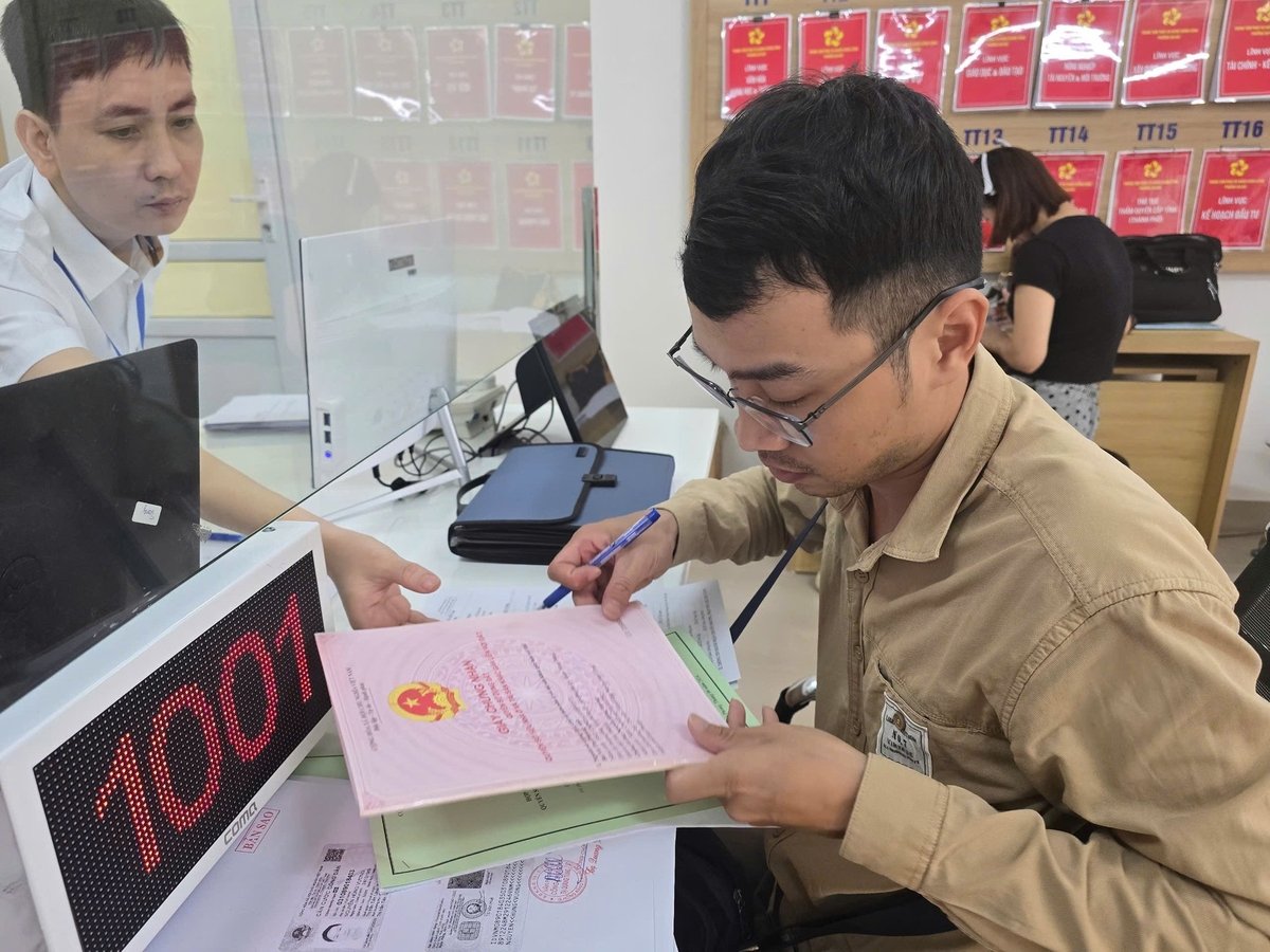 Anh Đinh Quốc Tân - một người dân trú tại phường An Đồng (cũ) cho biết rất hài lòng với sự phục vụ trong ngày anh đi làm giấy tờ cho căn nhà đầu tiên của đời mình. Ảnh: Đinh Mười. Anh Đinh Quốc Tân - một người dân trú tại phường An Đồng (cũ) cho biết rất hài lòng với sự phục vụ trong ngày anh đi làm giấy tờ cho căn nhà đầu tiên của đời mình. Ảnh: Đinh Mười.