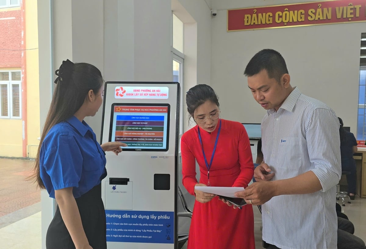 Người dân đến làm thủ tục hành chính trong ngày đầu tiên vận hành chính quyền địa phương 2 cấp ở phường An Hải, TP Hải Phòng được tình nguyện viên tận tình hướng dẫn. Ảnh: Đinh Mười. Người dân đến làm thủ tục hành chính trong ngày đầu tiên vận hành chính quyền địa phương 2 cấp ở phường An Hải, TP Hải Phòng được tình nguyện viên tận tình hướng dẫn. Ảnh: Đinh Mười.