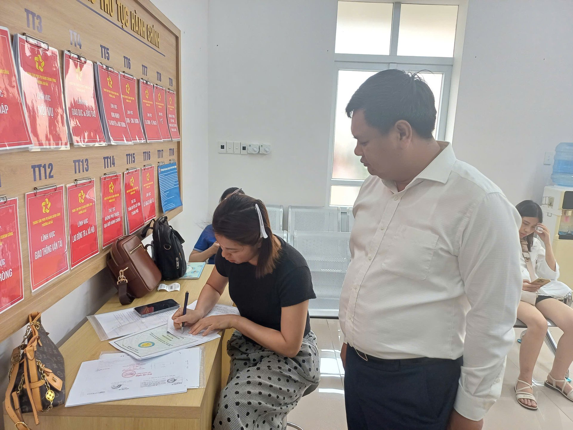 Ông Lương Thế Qúy – Chủ tịch UBND phường An Hải, TP Hải Phòng kiểm tra hoạt động của Trung tâm phục vụ hành chính công trong ngày vận hành chính thức đầu tiên. Ảnh: Hoàng Phong. Ông Lương Thế Qúy – Chủ tịch UBND phường An Hải, TP Hải Phòng kiểm tra hoạt động của Trung tâm phục vụ hành chính công trong ngày vận hành chính thức đầu tiên. Ảnh: Hoàng Phong.