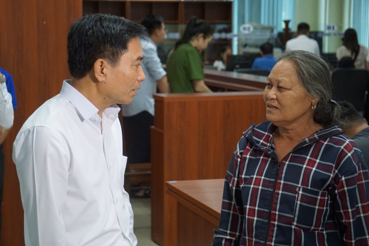Ông Nguyễn Doãn Anh, Bí thư Tỉnh ủy Thanh Hóa (bên trái) trao đổi với người dân tại Trung tâm Phục vụ Hành chính công phường Hạc Thành. Ảnh: Quốc Toản. Ông Nguyễn Doãn Anh, Bí thư Tỉnh ủy Thanh Hóa (bên trái) trao đổi với người dân tại Trung tâm Phục vụ Hành chính công phường Hạc Thành. Ảnh: Quốc Toản.