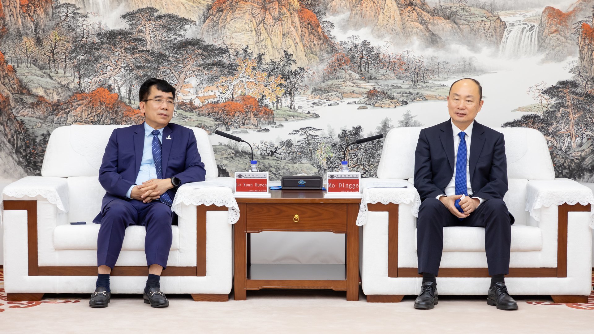 Ông Lê Xuân Huyên, Phó Tổng Giám đốc Petrovietnam và Ông Mo Dingge, Chủ tịch CNCEC trong buổi làm việc chính thức, thảo luận về định hướng hợp tác hai bên. Ảnh: PVCFC