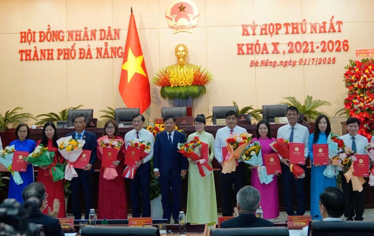 Trao quyết định bổ nhiệm lãnh đạo 14 cơ quan chuyên môn thuộc UBND TP Đà Nẵng. Ảnh: Lan Anh Trao quyết định bổ nhiệm lãnh đạo 14 cơ quan chuyên môn thuộc UBND TP Đà Nẵng. Ảnh: Lan Anh