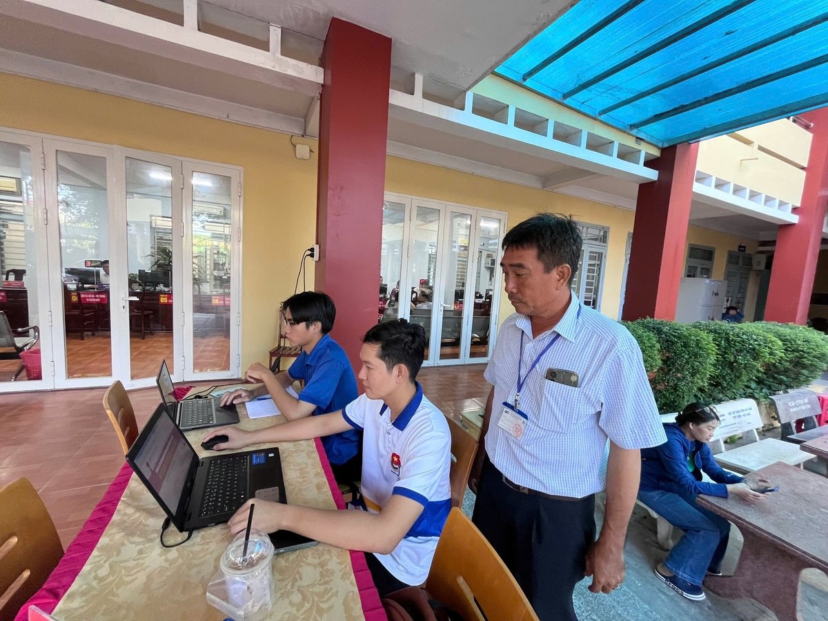 Tại mỗi xã/phường luôn có 2 cán bộ kỹ thuật của VNPT thường trực để hỗ trợ chuyển đổi dữ liệu phục vụ mô hình chính quyền 2 cấp (tại một phường mới của TP HCM). Ảnh: Hưng Mai.