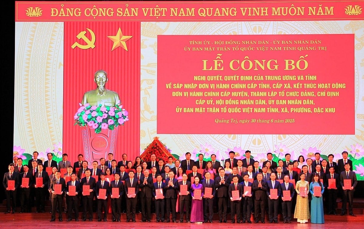 Các bí thư xã, phường, đặc khu nhận quyết định công tác từ tỉnh ủy Quảng Trị. Ảnh: VNN. Các bí thư xã, phường, đặc khu nhận quyết định công tác từ tỉnh ủy Quảng Trị. Ảnh: VNN.