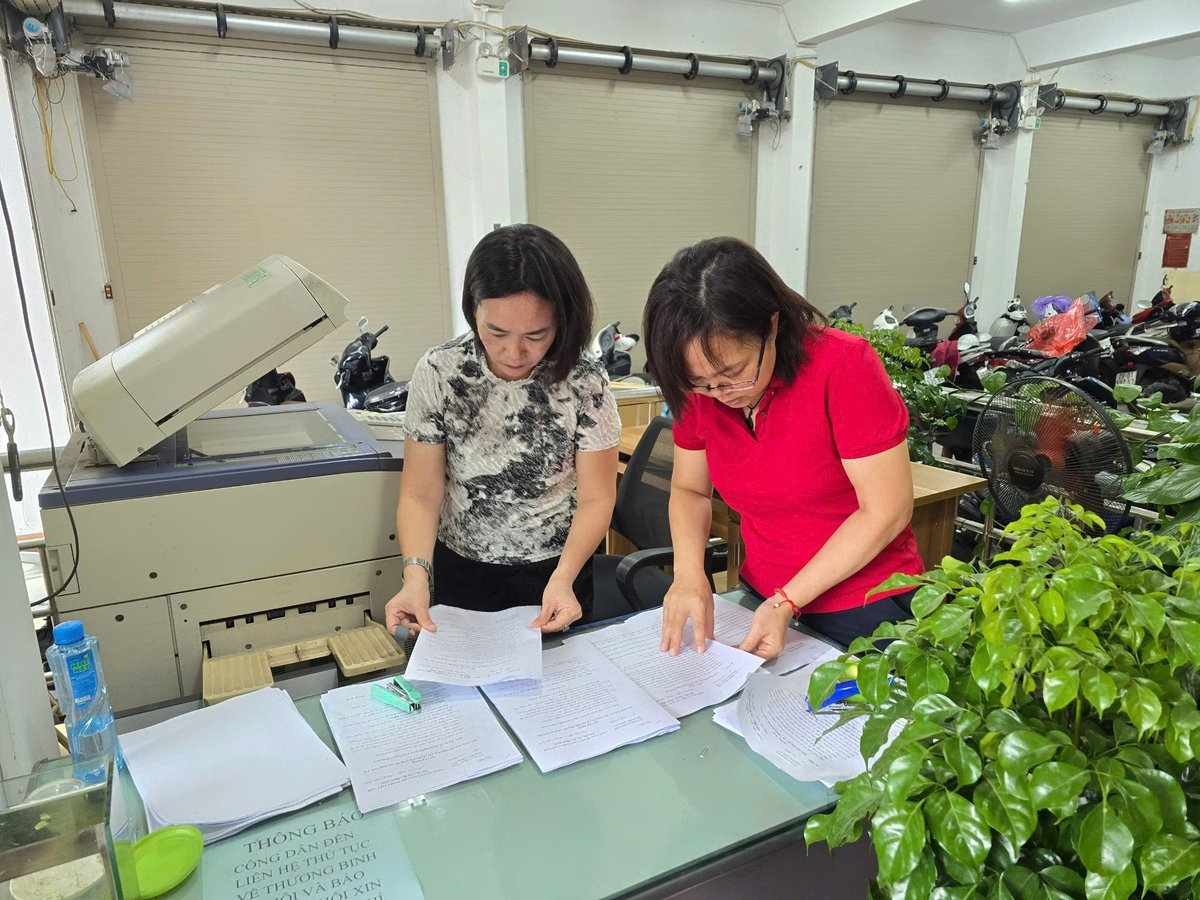 Cán bộ hỗ trợ người dân làm các thủ tục chuẩn bị hồ sơ để làm việc tại bộ phận một cửa. Ảnh: Diệu Linh. Cán bộ hỗ trợ người dân làm các thủ tục chuẩn bị hồ sơ để làm việc tại bộ phận một cửa. Ảnh: Diệu Linh.