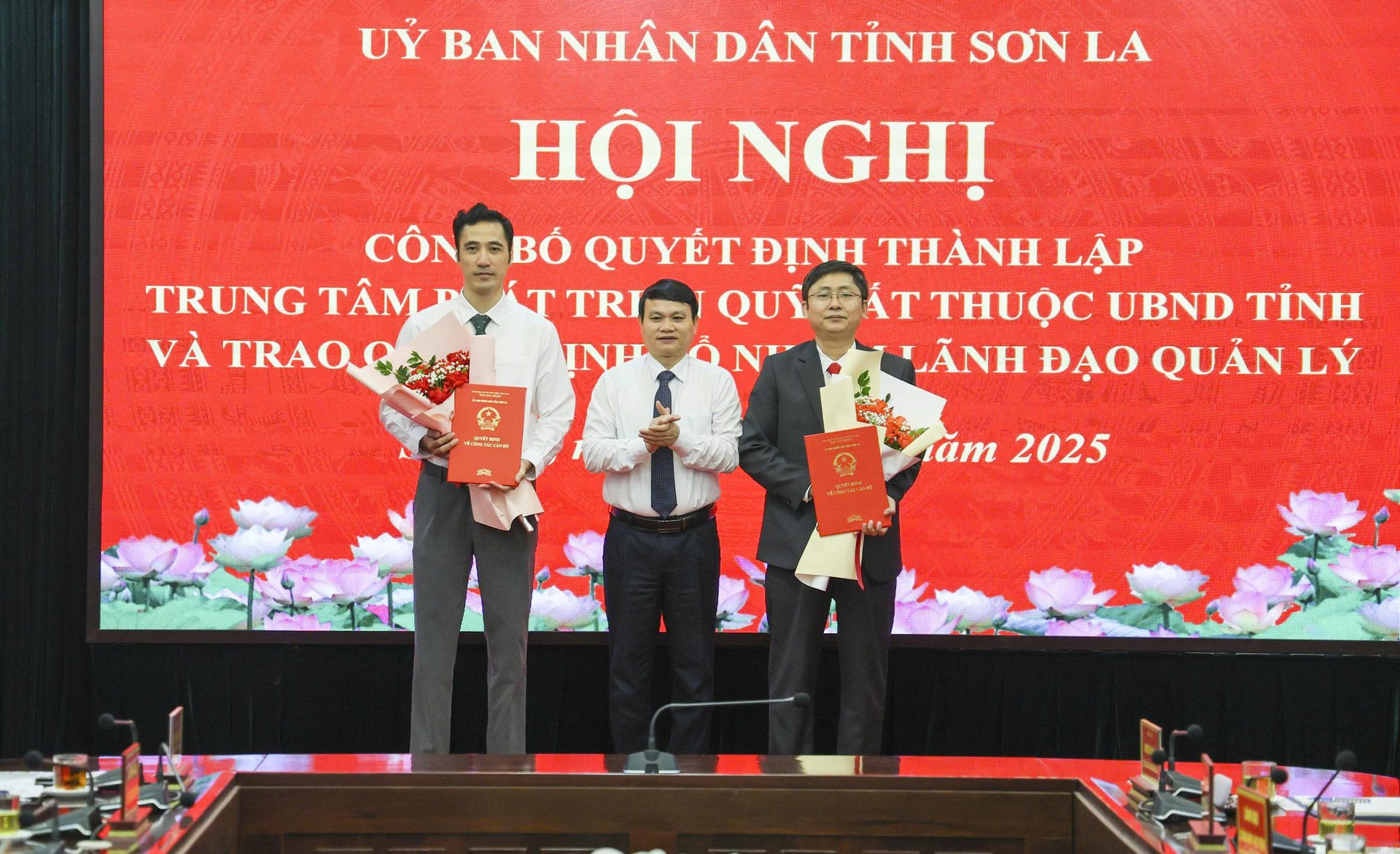 Ông Đặng Ngọc Hậu trao Quyết định về công tác cán bộ và tặng hoa chúc mừng các đồng chí lãnh đạo Trung tâm phát triển quỹ đất tỉnh. Ảnh: Nguyễn Nga.