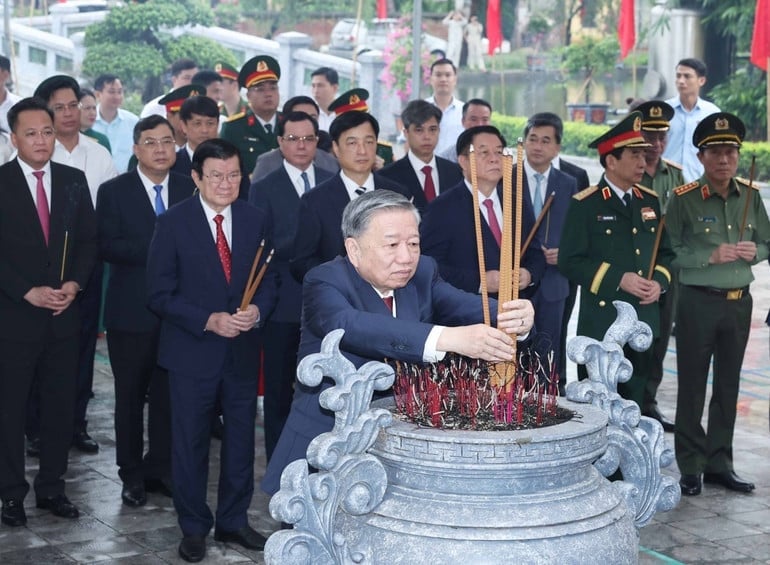 Tổng Bí thư Tô Lâm, các đồng chí lãnh đạo, nguyên lãnh đạo Đảng, Nhà nước dâng hương tại Nhà tưởng niệm Tổng Bí thư Nguyễn Văn Linh ở xã Nguyễn Văn Linh, tỉnh Hưng Yên. Ảnh: Hạnh Nguyên/Báo Nhân Dân. Tổng Bí thư Tô Lâm, các đồng chí lãnh đạo, nguyên lãnh đạo Đảng, Nhà nước dâng hương tại Nhà tưởng niệm Tổng Bí thư Nguyễn Văn Linh ở xã Nguyễn Văn Linh, tỉnh Hưng Yên. Ảnh: Hạnh Nguyên/Báo Nhân Dân.