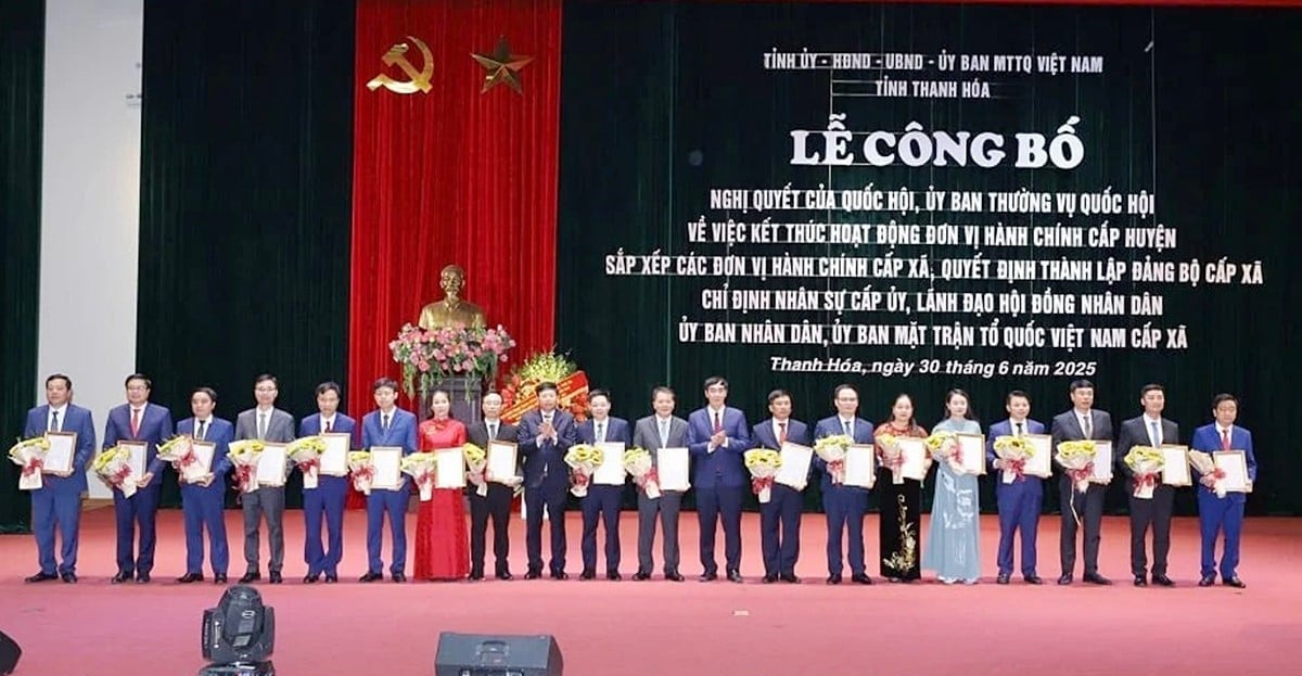 Bí thư Tỉnh ủy Thanh Hóa Nguyễn Doãn Anh trao quyết định thành lập Đảng bộ xã, phường mới. Ảnh: BTH.