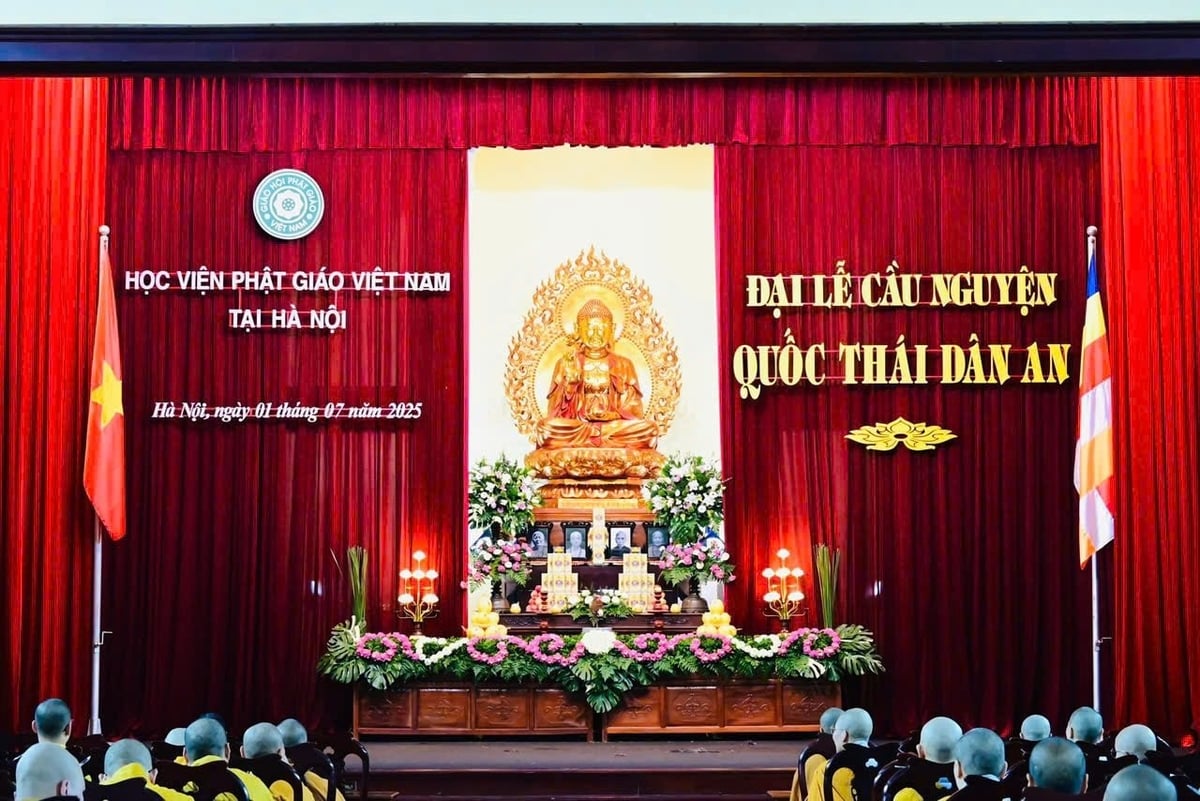 Gần 1.000 tăng ni, phật tử Học viện Phật giáo Việt Nam tại Hà Nội trang nghiêm tổ chức Đại lễ cầu nguyện Quốc thái dân an. Ảnh: Viết Tôn.