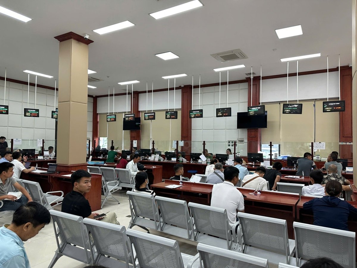 Khá đông người dân đến làm thủ tục tại Trung tâm Phục vụ hành chính công tỉnh Thái Nguyên trong ngày đầu tiên sau hợp nhất hai tỉnh Bắc Kạn và Thái Nguyên. Ảnh: Quang Linh. Khá đông người dân đến làm thủ tục tại Trung tâm Phục vụ hành chính công tỉnh Thái Nguyên trong ngày đầu tiên sau hợp nhất hai tỉnh Bắc Kạn và Thái Nguyên. Ảnh: Quang Linh.