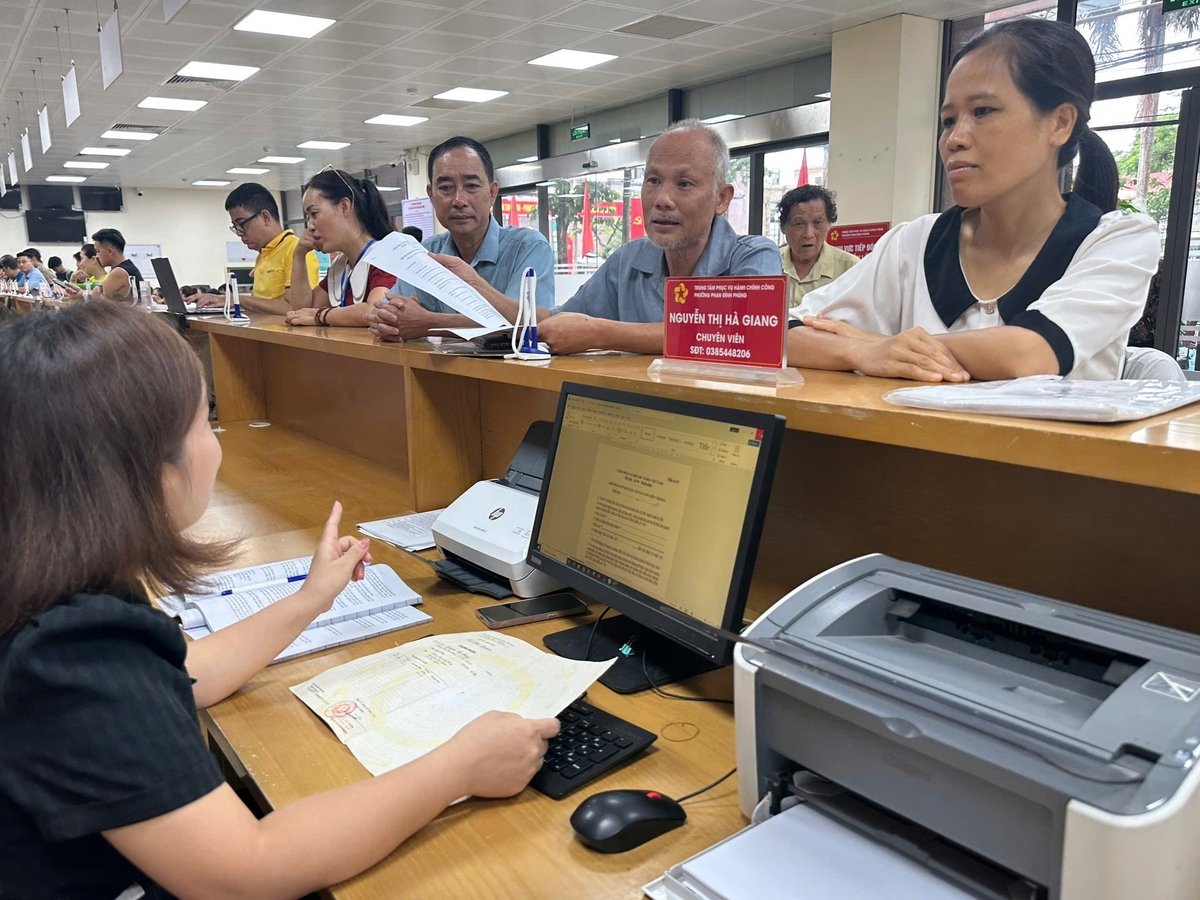 Ông Trần Văn Nghĩa hài lòng khi thủ tục được giải quyết nhanh chóng. Ảnh: Quang Linh. Ông Trần Văn Nghĩa hài lòng khi thủ tục được giải quyết nhanh chóng. Ảnh: Quang Linh.