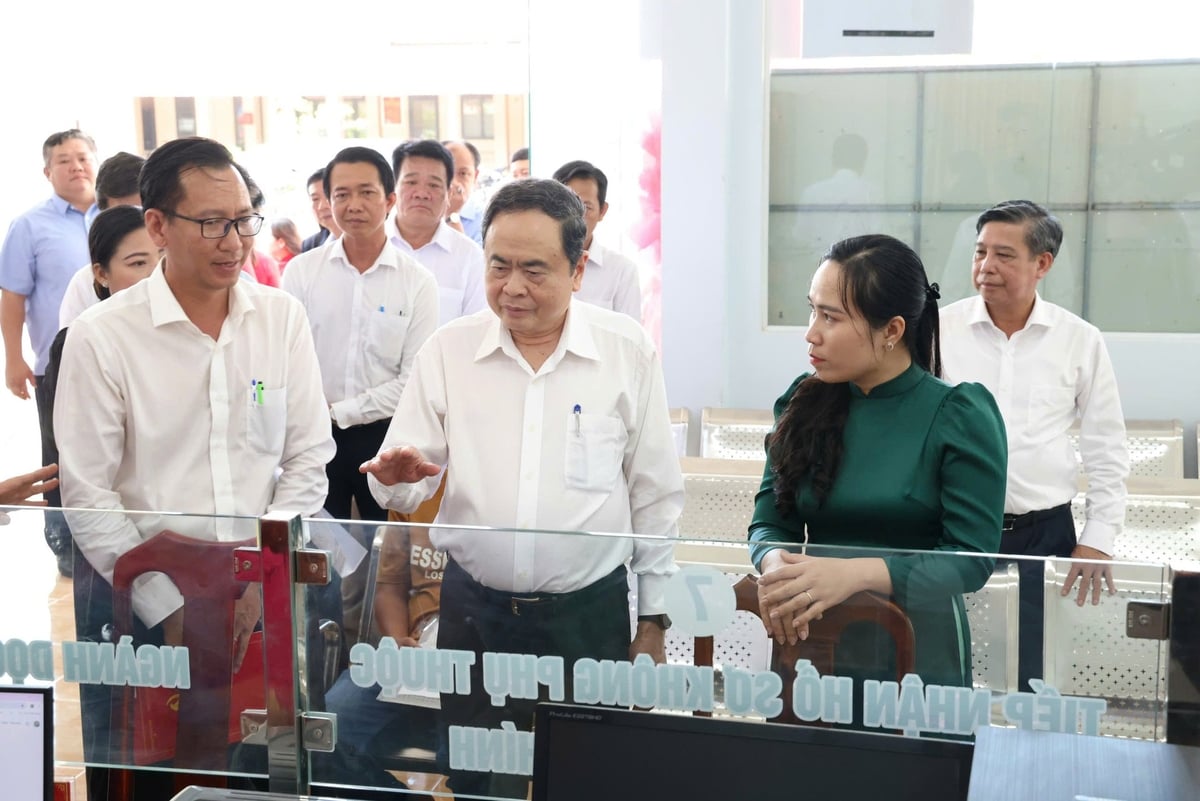 Chủ tịch Quốc hội Trần Thanh Mẫn kiểm tra các điều kiện chuẩn bị vận hành bộ máy mới tại xã Thạnh Hòa (TP Cần Thơ). Ảnh: Minh Trung.