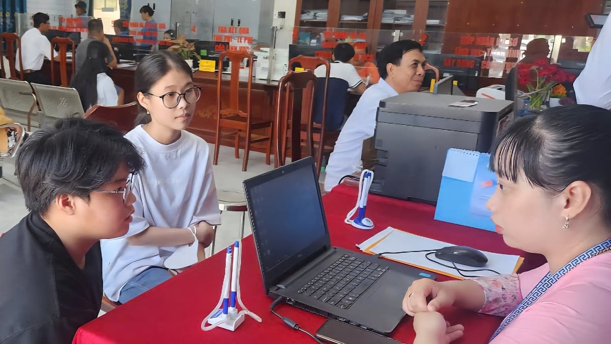 Các cán bộ xã, phường đã từng được tập huấn kỹ năng để xử lý hồ sơ và giao tiếp với người dân. Ảnh: Kim Anh.