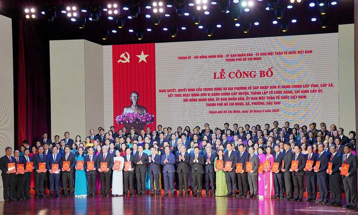 Lễ công bố quyết định 168 đơn vị hành chính xã, phường ở TP.HCM. Ảnh: Báo Thanhnien.