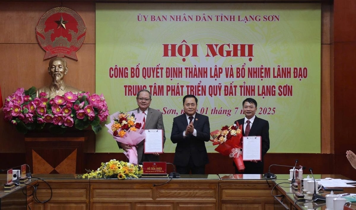 Giám đốc Trung tâm phát triển quỹ đất tỉnh Lạng Sơn Vi Nông Trường (bên trái) và Phó Giám đốc Đỗ Đức Thịnh (bên phải) nhận Quyết định bổ nhiệm từ Chủ tịch UBND tỉnh Hồ Tiến Thiệu. Ảnh: ĐQ.