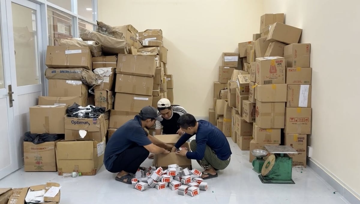 Cơ quan CSĐT khám xét và lập biên bản niêm phong kho thành phẩm của vợ chồng Tâm. Ảnh: Công an TP HCM. Cơ quan CSĐT khám xét và lập biên bản niêm phong kho thành phẩm của vợ chồng Tâm. Ảnh: Công an TP HCM.