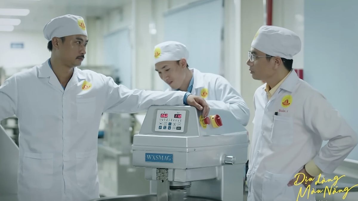 Thành khó chịu khi Bắc sửa được máy móc. Ảnh CMH
