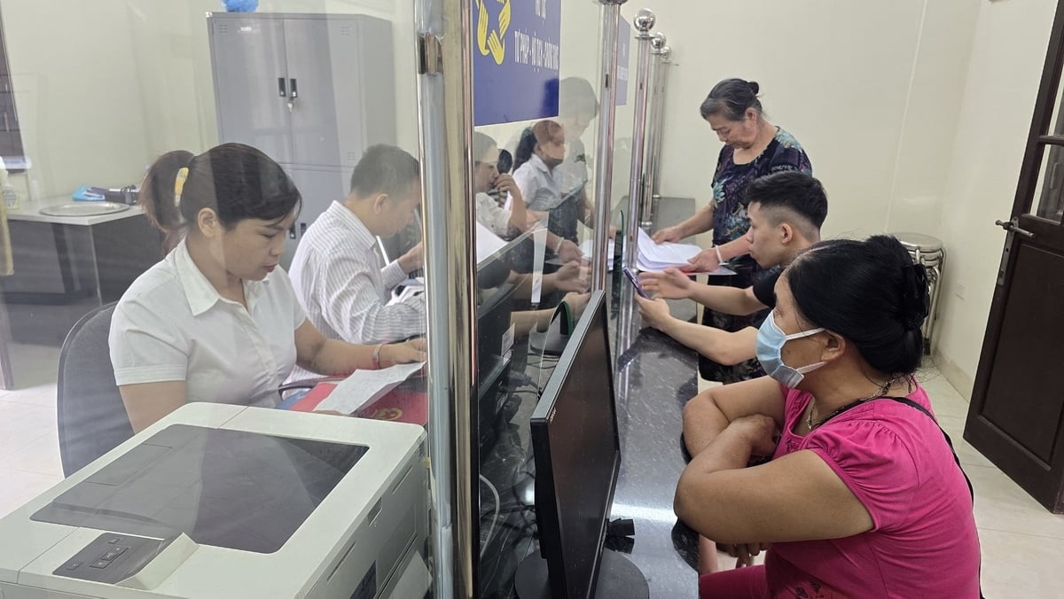 Công chức Trung tâm phục vụ hành chính công xã Đồng Đăng tiếp nhận, xử lý thủ tục hành chính về lĩnh vực đất đai cho người dân trong sáng 1/7. Ảnh: Hoàng Nghĩa. Công chức Trung tâm phục vụ hành chính công xã Đồng Đăng tiếp nhận, xử lý thủ tục hành chính về lĩnh vực đất đai cho người dân trong sáng 1/7. Ảnh: Hoàng Nghĩa.