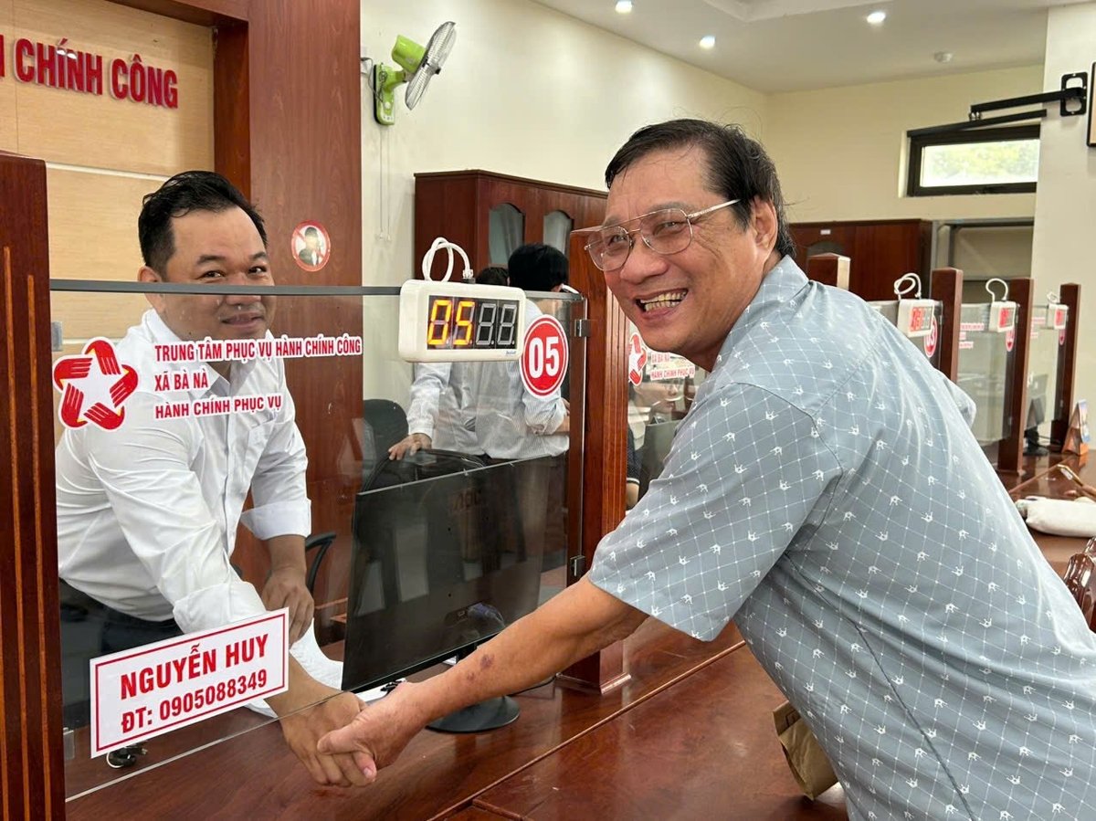 Người dân rất phấn khởi và hài lòng với quy trình xử lý thủ tục của bộ máy chính quyền 2 cấp. Ảnh: Lan Anh Người dân rất phấn khởi và hài lòng với quy trình xử lý thủ tục của bộ máy chính quyền 2 cấp. Ảnh: Lan Anh