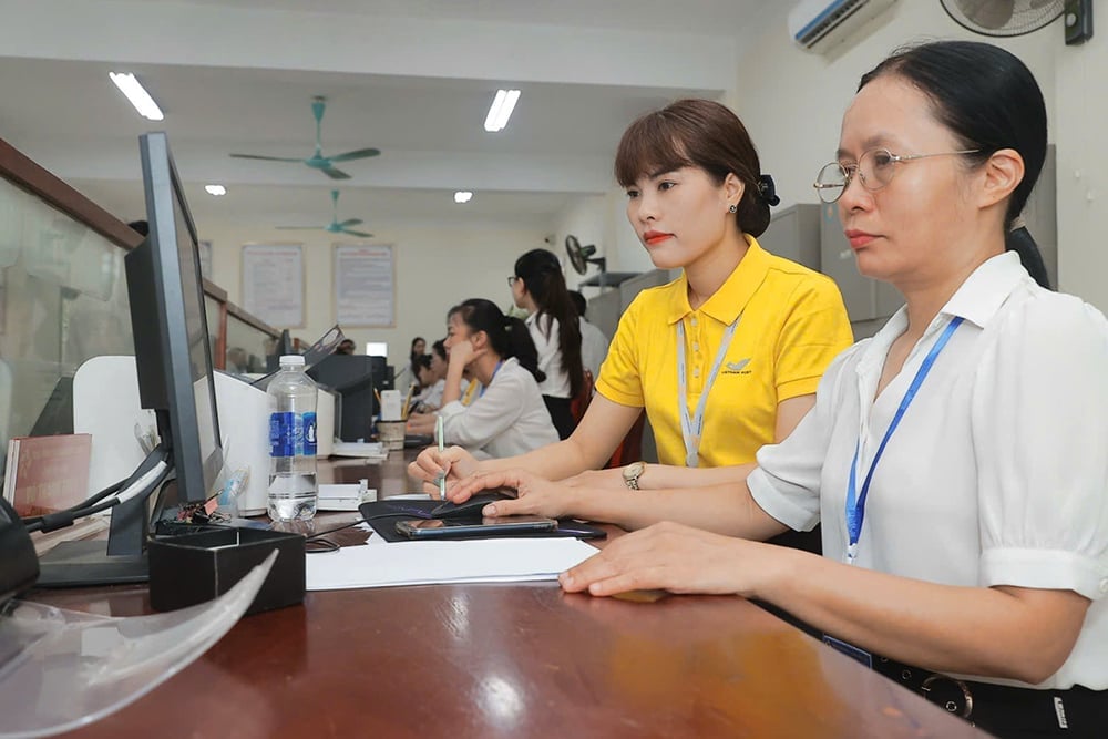 Bưu điện tỉnh Thái Nguyên bố trí 2 nhân viên bưu điện hỗ trợ tại Trung tâm Phục vụ hành chính công xã Đồng Hỷ. Ảnh: VNP. Bưu điện tỉnh Thái Nguyên bố trí 2 nhân viên bưu điện hỗ trợ tại Trung tâm Phục vụ hành chính công xã Đồng Hỷ. Ảnh: VNP.