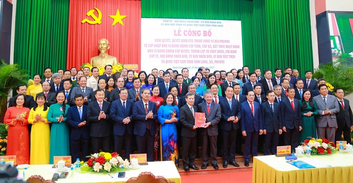Lễ công bố quyết định của Trung ương cho cán bộ tỉnh Vĩnh Long. Ảnh: BVL.