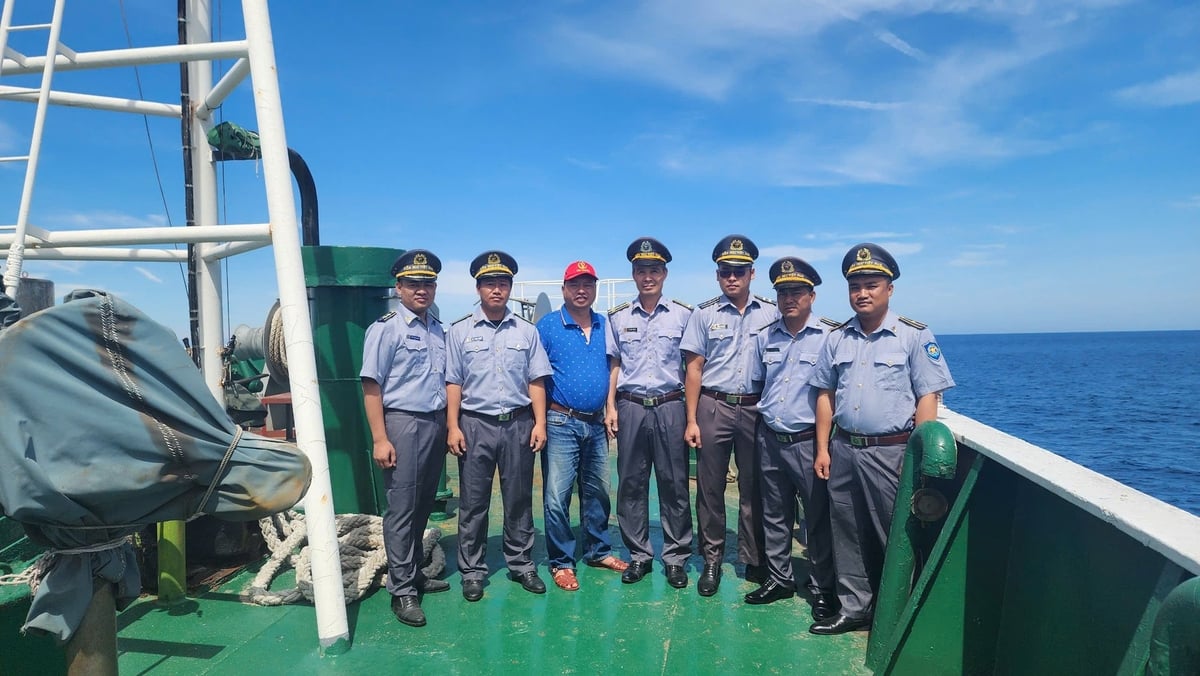 Cán bộ tàu kiểm ngư 196 cùng phóng viên Báo Nông nghiệp và Môi trường trên chuyến hành trình tuần tra Vịnh Bắc Bộ. Ảnh: Nhật Lam. Cán bộ tàu kiểm ngư 196 cùng phóng viên Báo Nông nghiệp và Môi trường trên chuyến hành trình tuần tra Vịnh Bắc Bộ. Ảnh: Nhật Lam.