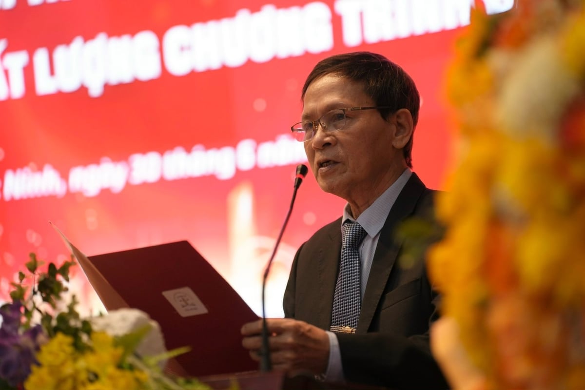 Ông Nguyễn Anh Tuấn, Chánh văn phòng Trung tâm kiểm đinh chất lượng giáo dục, Hiệp hội các trường Đại học, Cao đẳng Việt Nam công bố Quyết định. Ảnh: Phạm Minh.