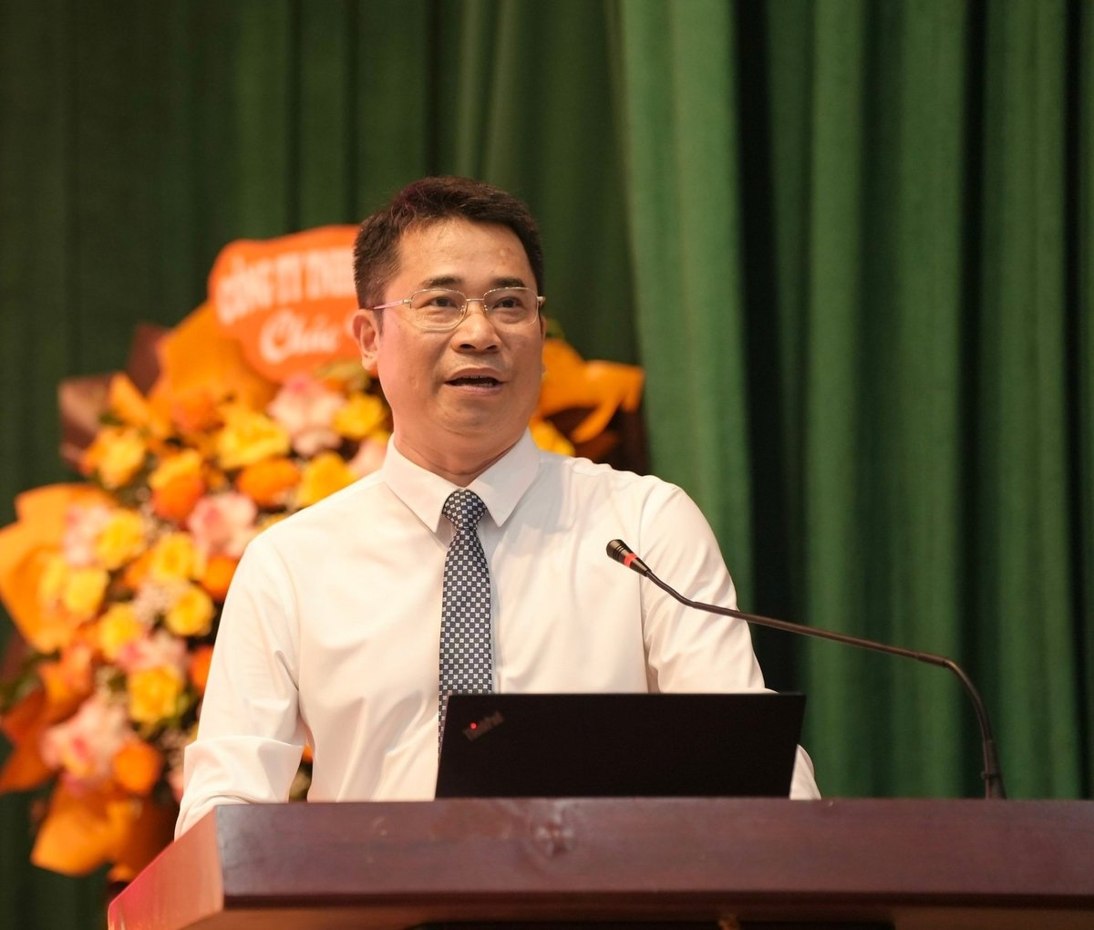 GS.TS. Phạm Bảo Dương, Hiệu trưởng Nhà trường phát biểu tại buổi lễ. Ảnh: Phạm Minh. 