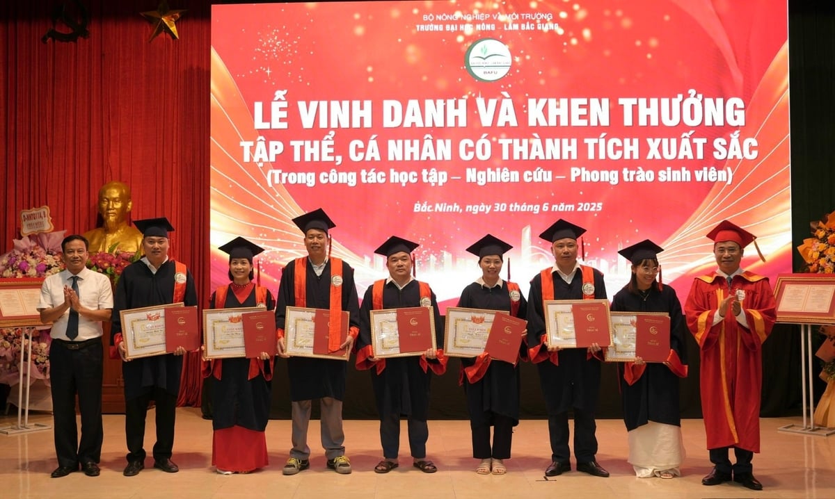 Sinh viên tiêu biểu đón nhận bằng tốt nghiệp và khen thưởng. Ảnh: Phạm Minh.