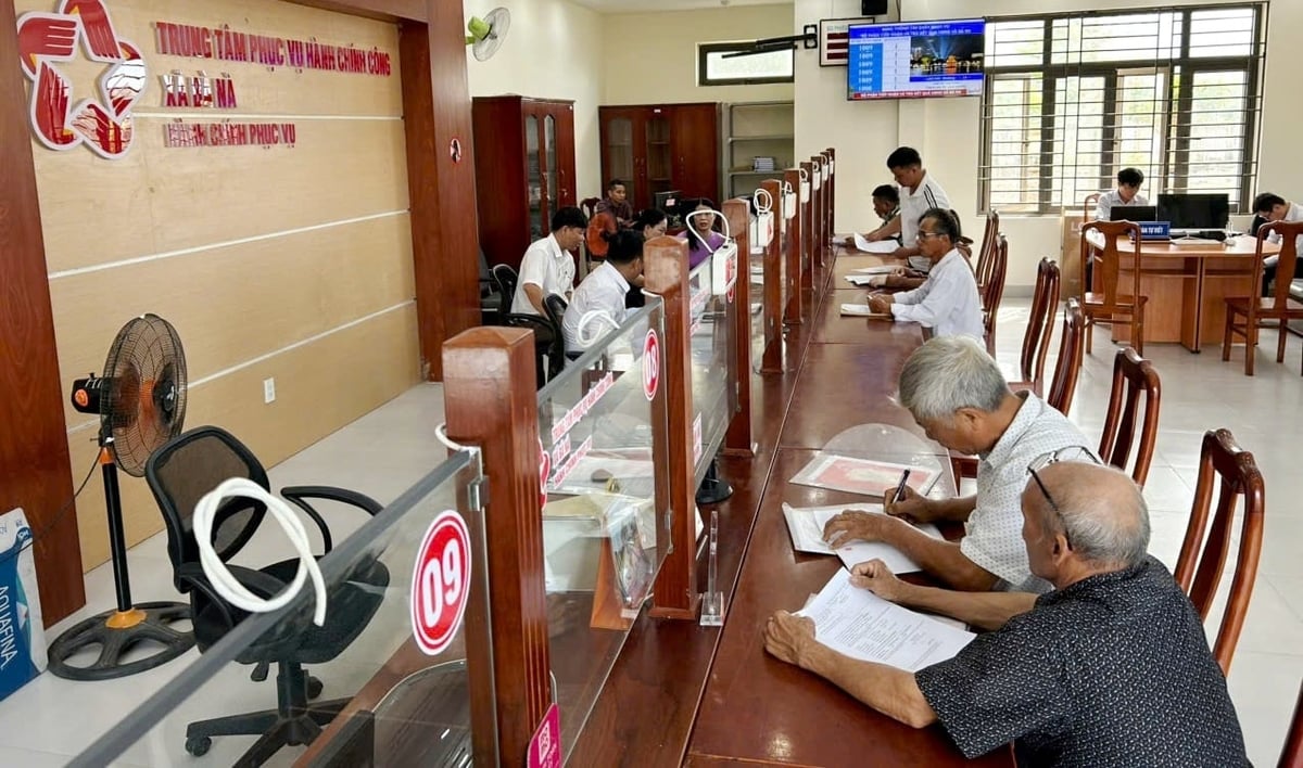 Rất đông người dân đến làm thủ tục tại Trung tâm Phục vụ hành chính công xã Bà Nà, TP Đà Nẵng Rất đông người dân đến làm thủ tục tại Trung tâm Phục vụ hành chính công xã Bà Nà, TP Đà Nẵng