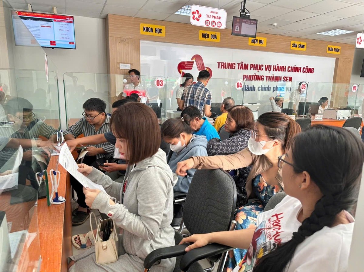 Sáng 1/7 người dân tấp nập đến giao dịch tại Trung tâm phục vụ Hành chính công phường Thành Sen. Ảnh: Thanh Nga. Sáng 1/7 người dân tấp nập đến giao dịch tại Trung tâm phục vụ Hành chính công phường Thành Sen. Ảnh: Thanh Nga.