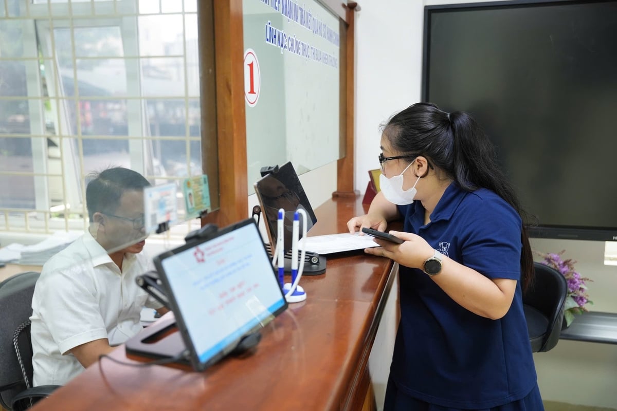 Người dân thực hiện thủ tục tại Trung tâm Dịch vụ hành chính công phường Tây Mỗ. Ảnh Trường Giang. Người dân thực hiện thủ tục tại Trung tâm Dịch vụ hành chính công phường Tây Mỗ. Ảnh Trường Giang.