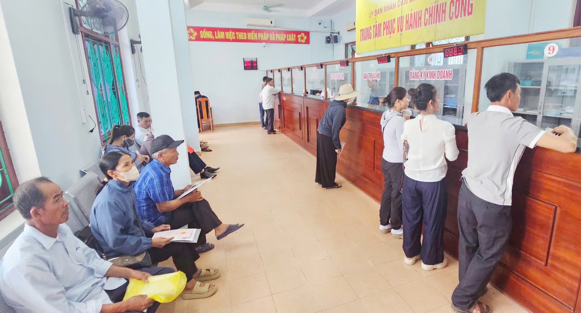 Người dân đến làm việc tại Trung tâm dịch vụ hành chính công xã Hoàn Lão. Ảnh: T. Phùng.