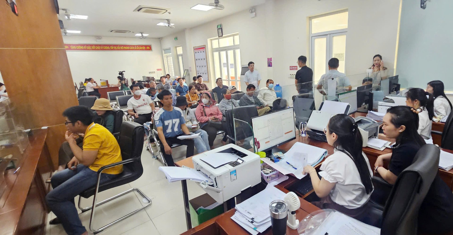Đông đảo bà con đến giao dịch tại Trung tâm dịch vụ hành chính công phường Đồng Hới. Ảnh: T. Phùng.