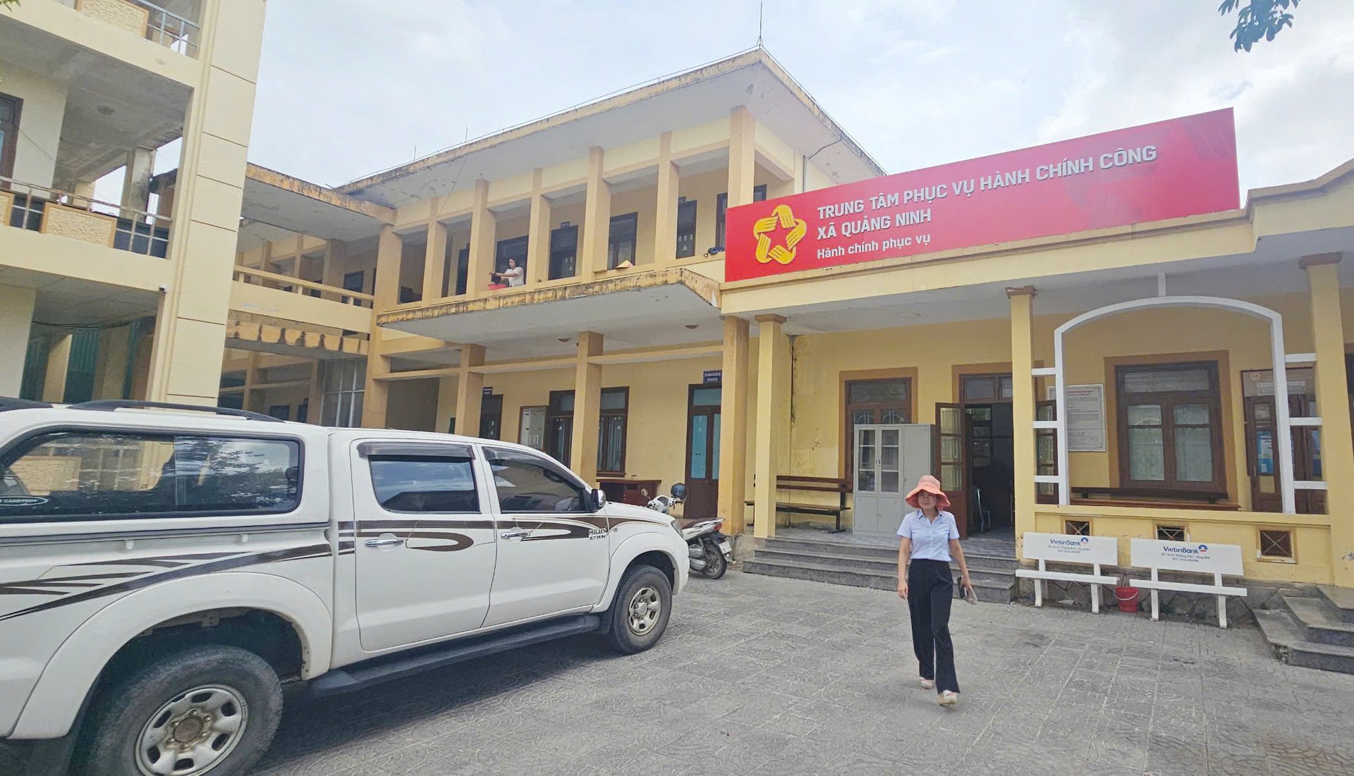 Trung tâm dịch vụ hành chính công xã Quảng Ninh được nâng cấp để phục vụ nhân dân. Ảnh: T. Phùng.