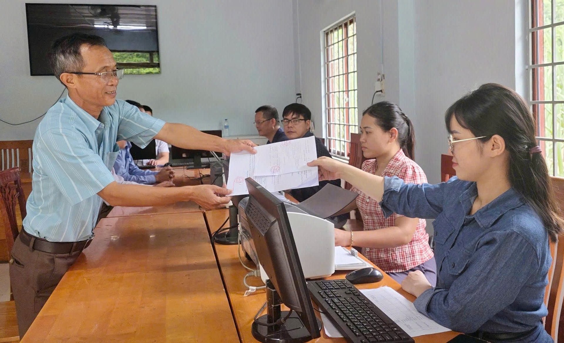 Bà con xã Đakrông đến Trung tâm dịch vụ hành chính công giao dịch trong ngày đầu tiên. Ảnh: V. Dũng.