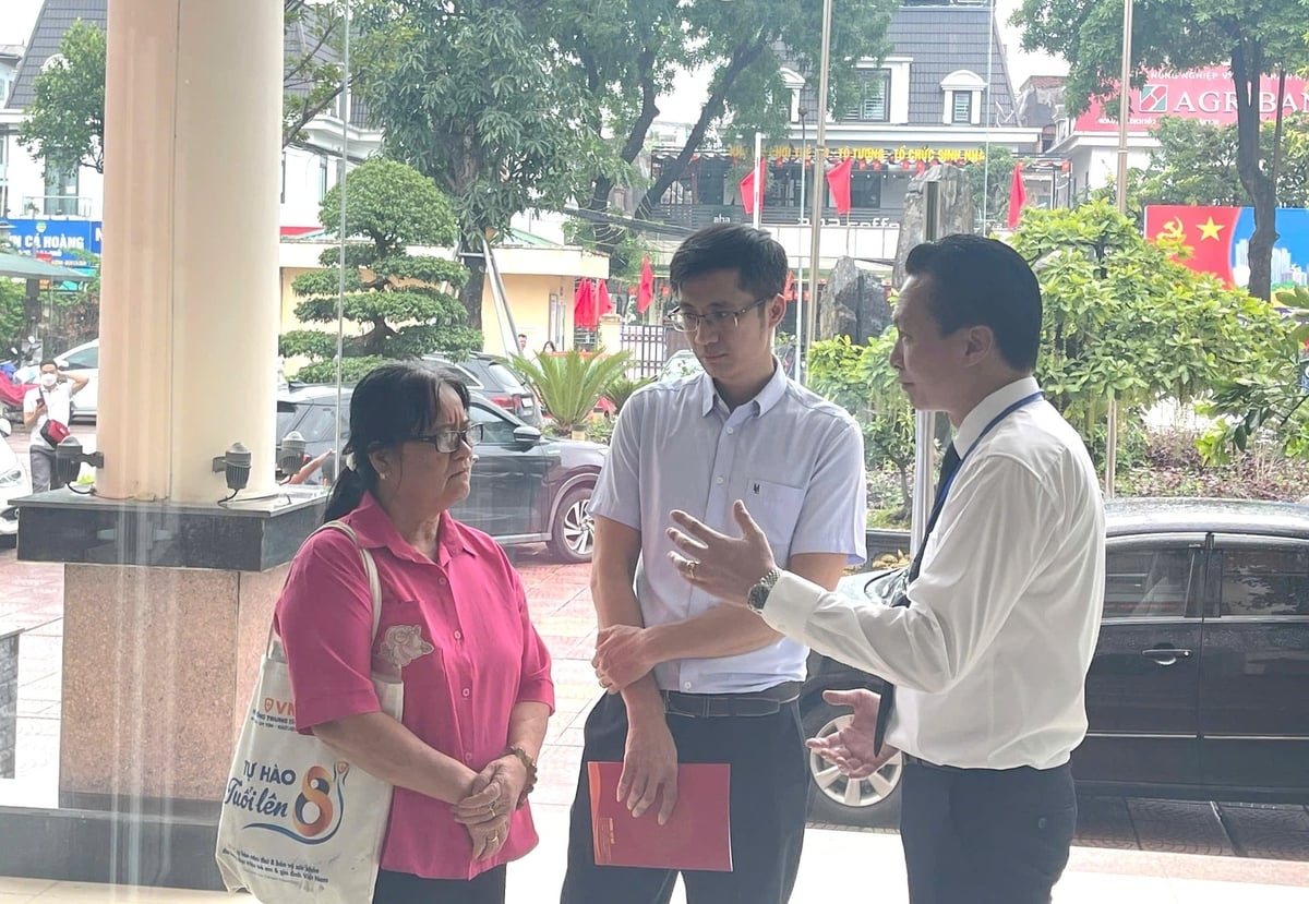 Ông Nguyễn Tiến Hùng, Phó Chủ tịch UBND phường Tây Mỗ (bên phải) trao đổi với người dân về trình tự, thủ tục đất đai. Ảnh Trường Giang. Ông Nguyễn Tiến Hùng, Phó Chủ tịch UBND phường Tây Mỗ (bên phải) trao đổi với người dân về trình tự, thủ tục đất đai. Ảnh Trường Giang.