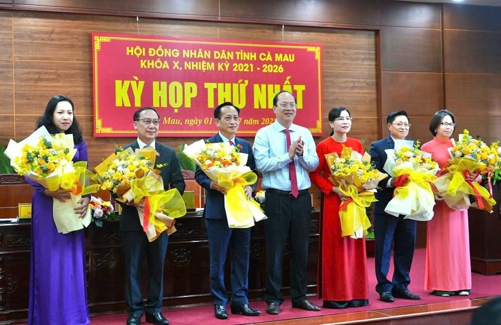 Bí thư Tỉnh ủy Cà Mau Nguyễn Hồ Hải (giữa) tặng hoa chúc mừng các đồng chí Chủ tịch HĐND, Phó Chủ tịch HĐND tỉnh và Trưởng các Ban của HĐND tỉnh. Ảnh: Trọng Linh. Bí thư Tỉnh ủy Cà Mau Nguyễn Hồ Hải (giữa) tặng hoa chúc mừng các đồng chí Chủ tịch HĐND, Phó Chủ tịch HĐND tỉnh và Trưởng các Ban của HĐND tỉnh. Ảnh: Trọng Linh.
