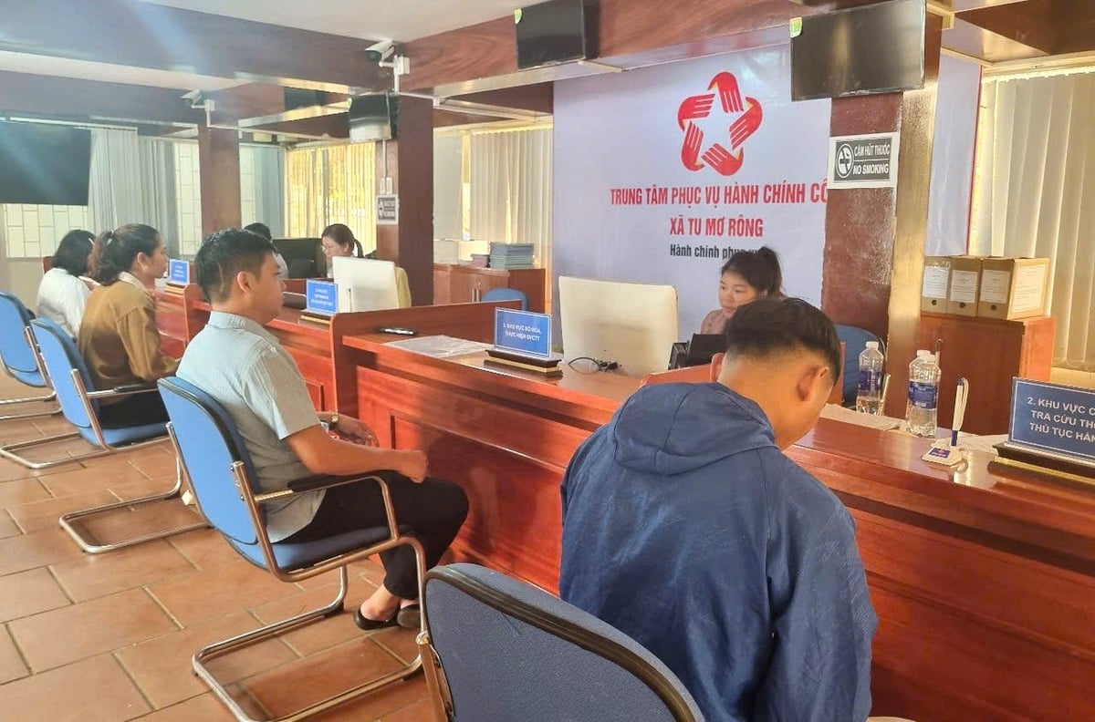 Người dân đến làm thủ tục hành chính tại Trung tâm phục vụ hành chính công. Ảnh: Tuấn Anh. Người dân đến làm thủ tục hành chính tại Trung tâm phục vụ hành chính công. Ảnh: Tuấn Anh.