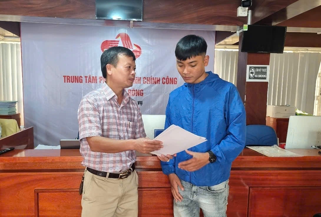 Ông Trần Quốc Huy, Chủ tịch UBND xã Tu Mơ Rông (bìa trái) trực tiếp xuống hướng dẫn người dân. Ảnh: Tuấn Anh. Ông Trần Quốc Huy, Chủ tịch UBND xã Tu Mơ Rông (bìa trái) trực tiếp xuống hướng dẫn người dân. Ảnh: Tuấn Anh.