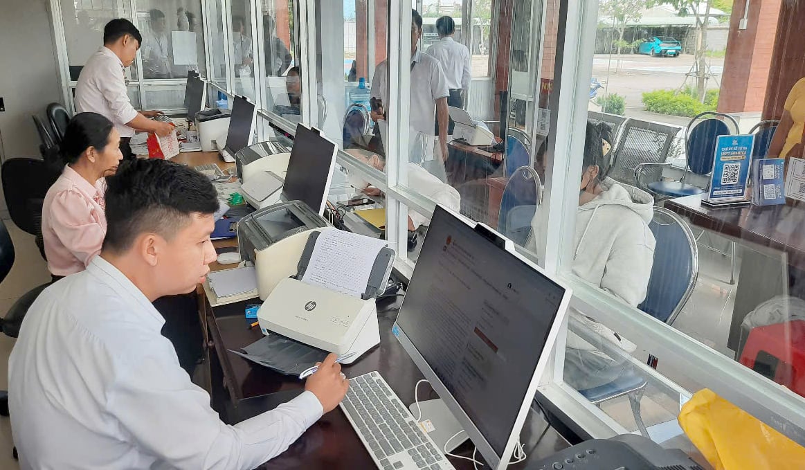 Cán bộ Trung tâm hành chính công cấp xã giải quyết các thủ tục cho người dân, doanh nghiệp. Ảnh: Thanh Bạch. Cán bộ Trung tâm hành chính công cấp xã giải quyết các thủ tục cho người dân, doanh nghiệp. Ảnh: Thanh Bạch.