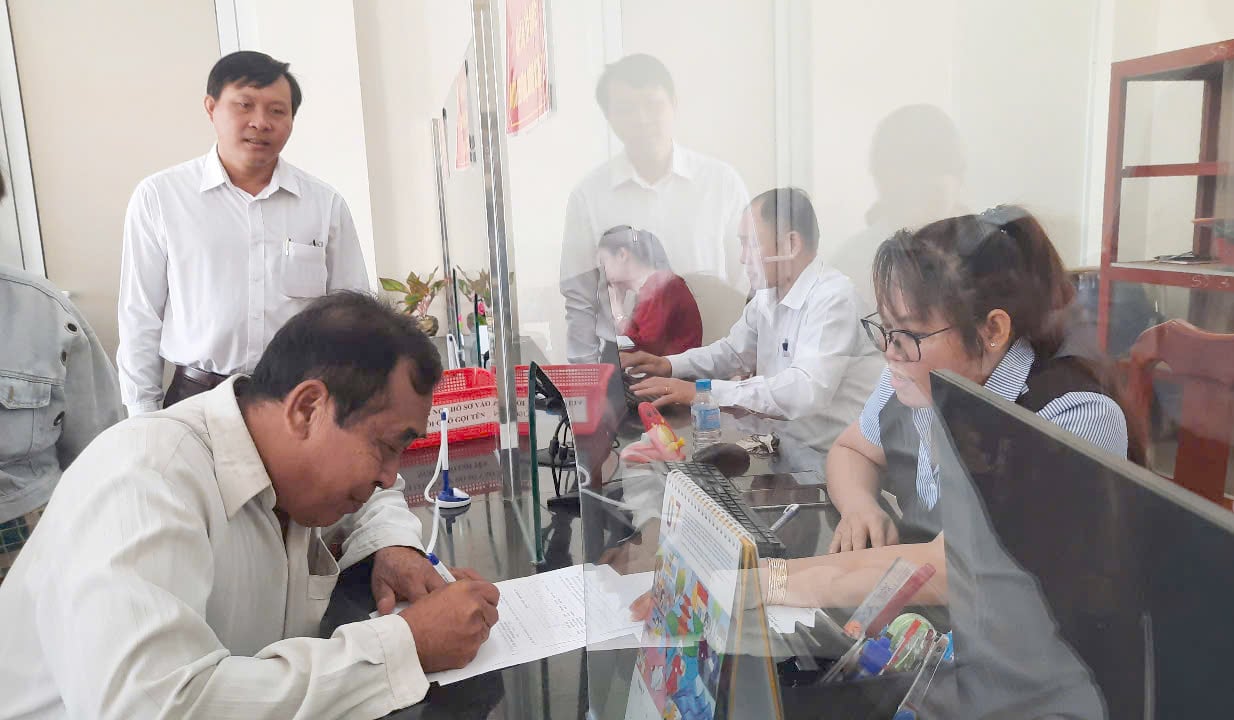 Việc thực hiện các thủ tục hành chính ngày nay đã trở nên nhanh chóng và thuận tiện. Ảnh: Thanh Bạch. Việc thực hiện các thủ tục hành chính ngày nay đã trở nên nhanh chóng và thuận tiện. Ảnh: Thanh Bạch.