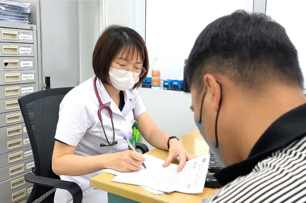 Tại Trung tâm Khám chữa bệnh theo yêu cầu và Quốc tế, các bác sĩ ghi nhận một con sán dây dài hơn 3 mét được thải ra theo phân, còn sống, đang ký sinh trong ruột và đại tràng của bệnh nhân. Ảnh: Bệnh viện cung cấp.