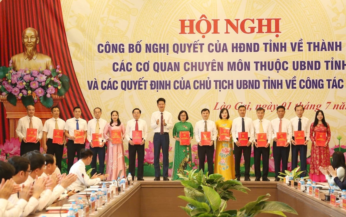 Phó Chủ tịch UBND tỉnh Nguyễn Thế Phước trao Quyết định bổ nhiệm Phó Giám đốc các sở, ban, ngành, cơ quan chuyên môn của tỉnh. Ảnh: Thanh Ngà.