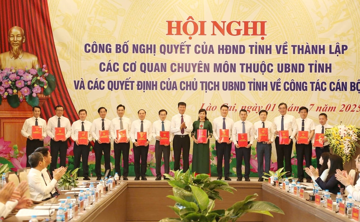 Chủ tịch UBND tỉnh Lào Cai Trần Huy Tuấn trao Quyết định bổ nhiệm Giám đốc, Thủ trưởng, Phụ trách các cơ quan chuyên môn thuộc UBND tỉnh. Ảnh: Thanh Ngà.