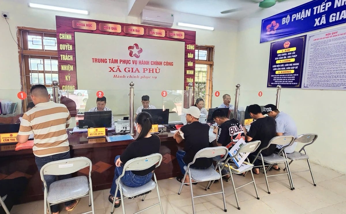 Không khí bận rộn ngày đầu tiên đi vào hoạt động tại Trung tâm phục vụ hành chính công xã Gia Phù. Ảnh: Nguyễn Nga. 