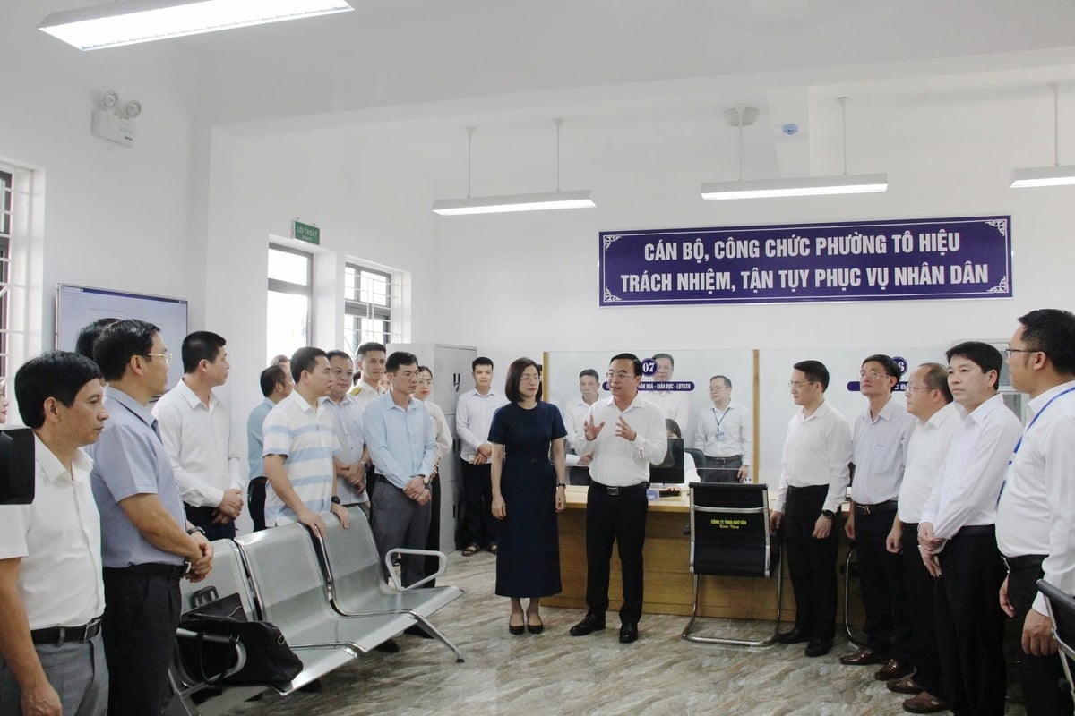 Lãnh đạo Sở Nông nghiệp và Môi trường Sơn La tham gia cùng Đoàn công tác của tỉnh kiểm tra việc vận hành thử nghiệm tại Trung tâm phục vụ hành chính công phường Tô Hiệu. Ảnh: Nguyễn Nga.